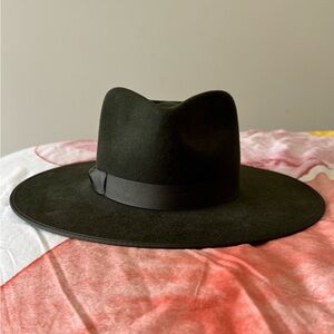 Lack of color hat in mossy green